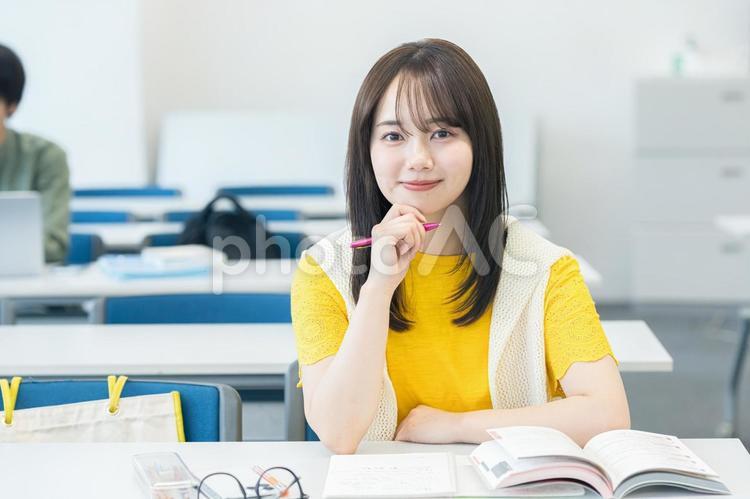 教室で授業を受ける大学生 大学生,教室,笑顔の写真素材