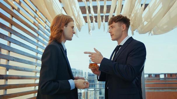 グラスを持ち指差す男性 男性,外国人,指差しの写真素材