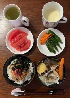 Photo, breakfast, government stockpiled rice, javan glue, 