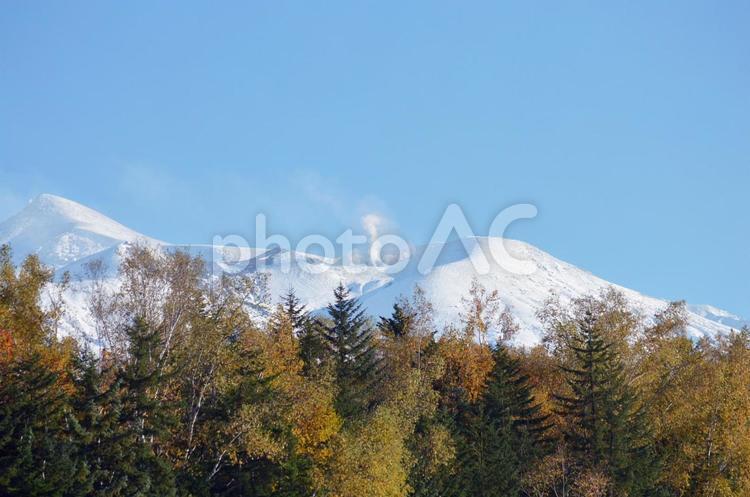 「まだまだ残暑」 北海道,晩秋,十勝岳の写真素材