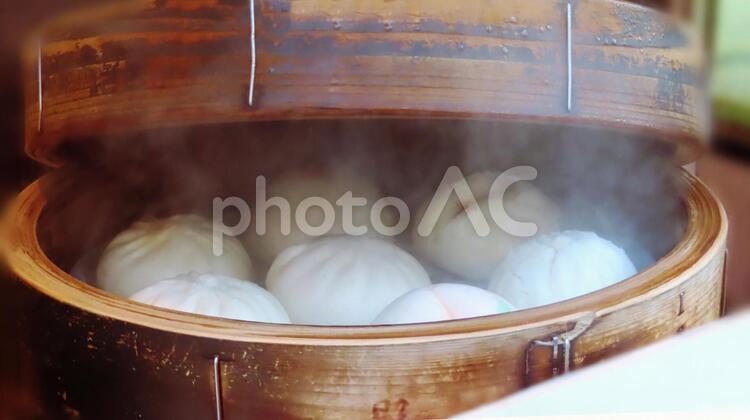 湯気の立った肉まん、あんまん 肉まん,豚まん,あんまんの写真素材