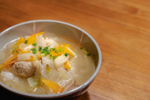 鶏団子と野菜の夕食スープ 鶏団子と野菜の夕食スープ 夕食,晩ごはん,家庭料理の写真素材