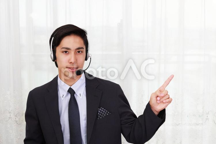 指示する笑顔のオペレーター オペレーター,男,男性の写真素材