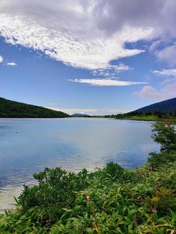 福島 一切経山の鎌沼① 鎌沼,湖沼歩き,湖沼の写真素材
