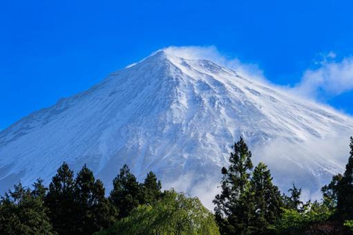5月上旬に撮影した富士山です。 富士山,山脈,高山の写真素材