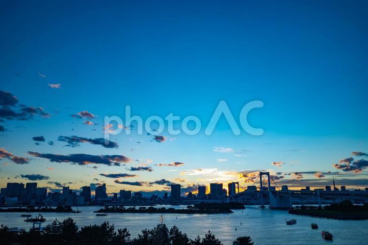 デックス東京ビーチの夕暮れ レインボーブリッジ,お台場,デックス東京ビーチの写真素材