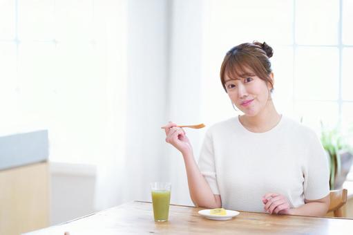 カメラ目線でフォークを持つ女性 女性,食べ物,微笑むの写真素材