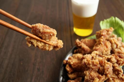 唐揚げとビールの食卓 唐揚げとビールの食卓 唐揚げ,鶏肉,ビールの写真素材