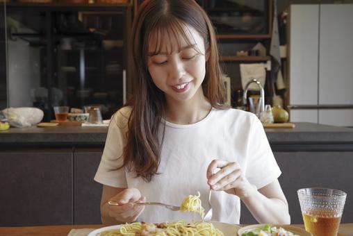 美味しそうなパスタを食べる女性 美味しそうなパスタを食べる女性 パスタ,スパゲッティ,イタリアンの写真素材