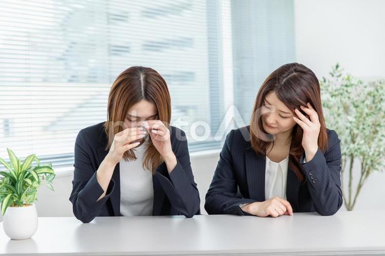 オフィスで考える女性社員　 歩道,親子,家族の写真素材