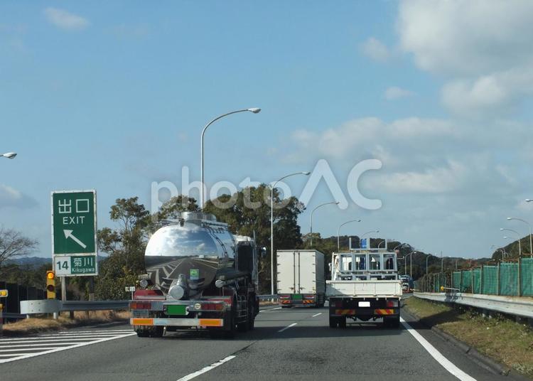 燃料輸送タンクローリー　大型車が続く高速 タンクローリー,燃料,大型トラックの写真素材
