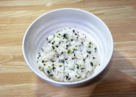 どんぶりに少し盛ったわかめご飯_711G わかめご飯,どんぶり,食べ物の写真素材
