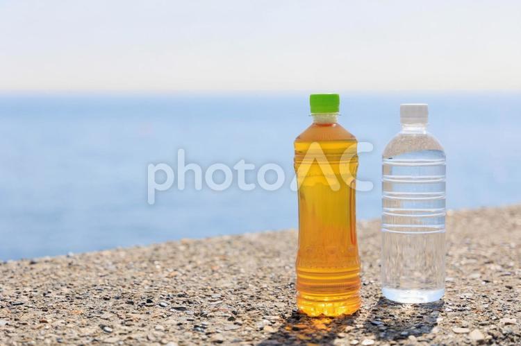 熱中症対策の水分補給 ペットボトル,お茶,茶の写真素材