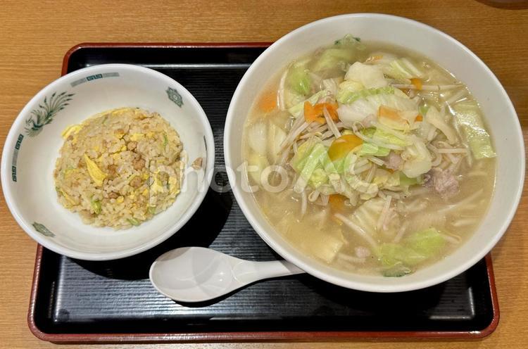シャキシャキ野菜のタンメンと半チャーハン タンメン,たんめん,半チャーハンの写真素材
