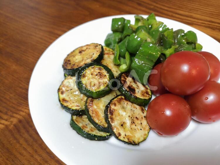 ズッキーニとピーマンのソテーとミニトマト 野菜,焼き野菜,夏野菜の写真素材
