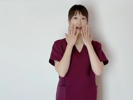 驚く看護師(医療従事者)① 驚く,驚き,びっくりの写真素材