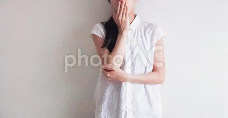 驚く女性(横長) 女性,驚く,びっくりの写真素材