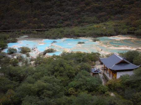 九寨湖の青く輝く湖面と伝統的建物の景観 九寨湖の青く輝く湖面と伝統的建物の景観の写真