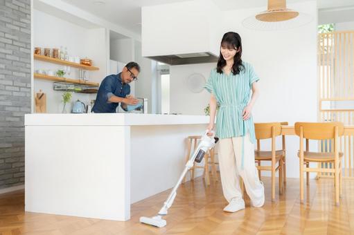 リビングの掃除をするミドルの夫婦 掃除,夫婦,女性の写真素材