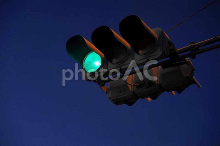 青信号 青信号,トワイライト,町並みの写真素材