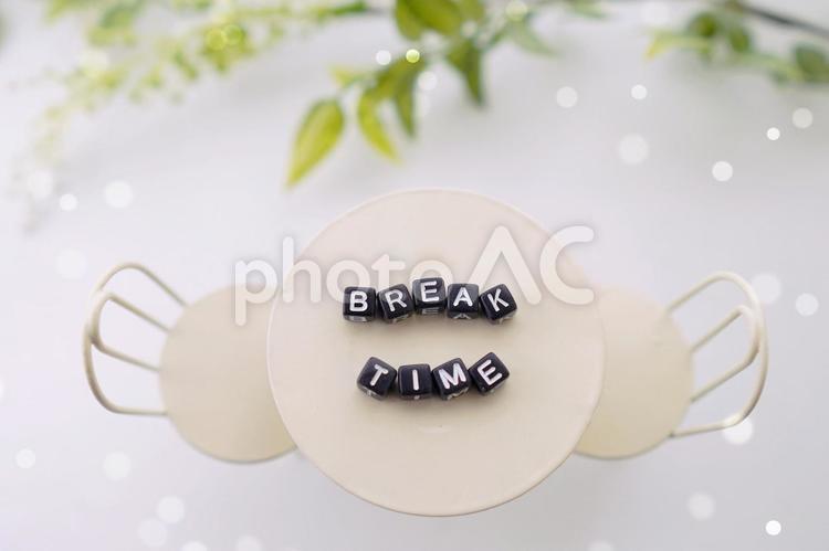 テーブルの上のBREAK TIME（休憩時間）の文字 breaktime,休憩時間,休憩の写真素材