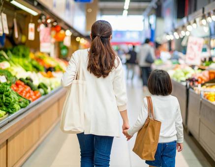 商店街を歩く人の写真