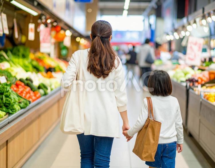 商店街を歩く人 親,買い物,商店街の写真素材