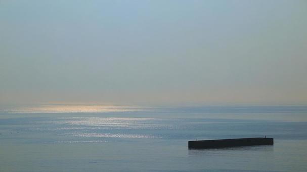 朝日で輝く晩夏の熱海の海 朝日で輝く晩夏の熱海の海の写真
