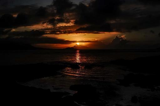 <五島の風景>夏の夜明けの海から昇る朝日 <五島の風景>夏の夜明けの海から昇る朝日 風景,海,海岸の写真素材