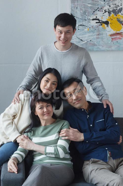 三世代のアジア人ファミリー18 アジア人,家族,お父さんの写真素材