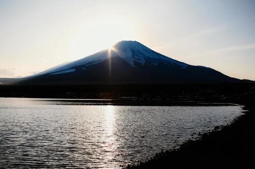 朝日に照らされる富士山のシルエット 雪,山,富士山の写真素材