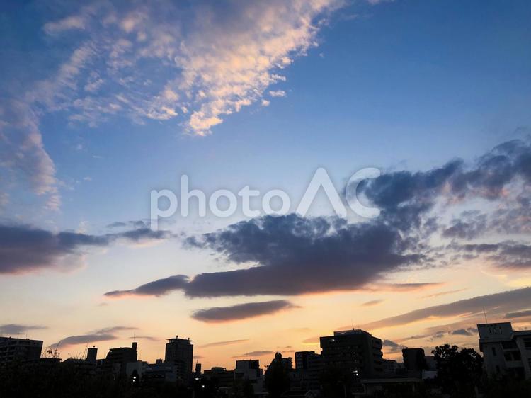 夕暮れと街並み 空,青空,秋の写真素材
