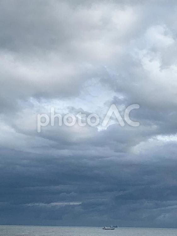 雲と海と船 曇り空,船,海の写真素材