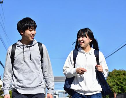 登下校中の高校生男女のイメージの写真