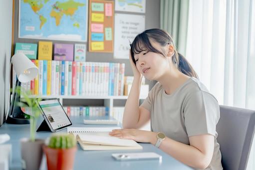 勉強する女子学生 勉強する女子学生 英会話,タブレット,世界地図の写真素材