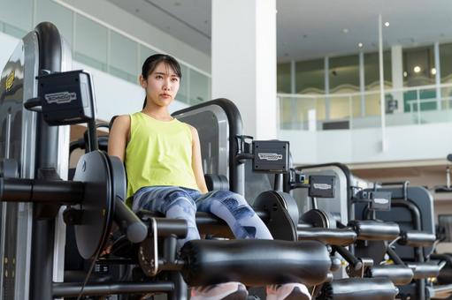 ジムでトレーニングする若い女性 ジム,フィットネス,トレーニングの写真素材