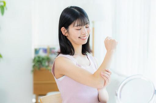 スキンケアをする女性 スキンケアをする女性 美容,スキンケア,ムダ毛処理の写真素材