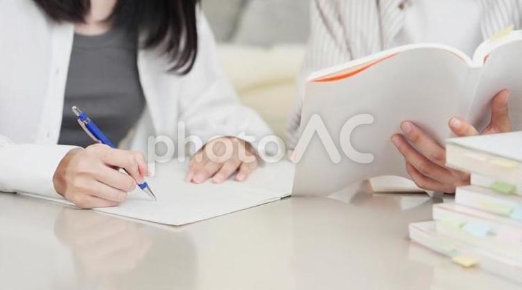 勉強を教えあうアジア人の男女 女性,男性,学生の写真素材