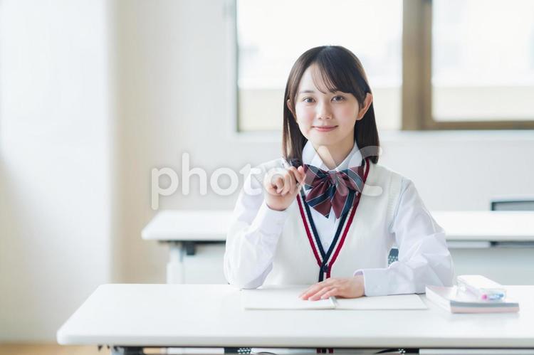 教室で勉強する学生 高校生,笑顔,学生の写真素材