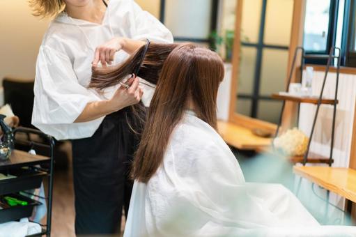 在美容院剪頭髮的女人 在美容院剪頭髮的女人