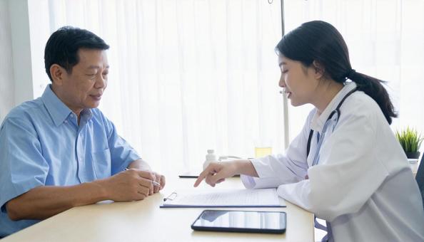 同意書にサインする患者の写真