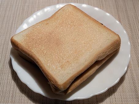 霜降前の朝の自宅調理のホットサンドイッチの写真