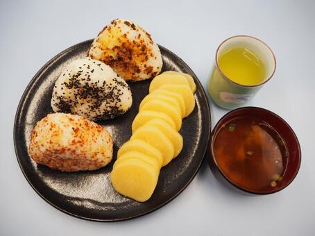 ３種のふりかけおにぎり＆味噌汁・家庭料理 すき焼きふりかけ,ごま塩ふりかけ,梅かつおふりかけの写真素材
