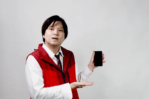 スマホを紹介する店員 スマホを紹介する店員 家電店員,販売員,スマホの写真素材