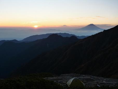 農鳥小屋から望む朝焼けの富士山 農鳥小屋から望む朝焼けの富士山の写真