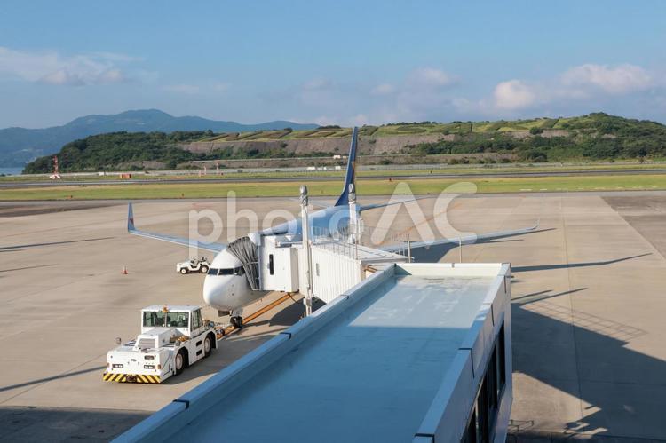 長崎空港に広がる黄金色の朝焼けの地平線 飛行機,航空機,旅客機の写真素材