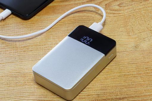 満充電のモバイルバッテリーとスマホ 満充電のモバイルバッテリーとスマホ モバイルバッテリー,ポータブル充電器,スマホの写真素材