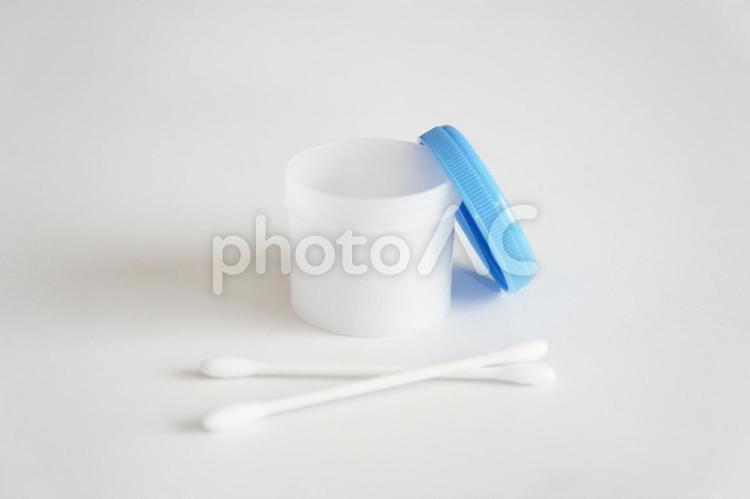 ふたが開いている軟膏入れと綿棒 軟膏,入れ物,容器の写真素材