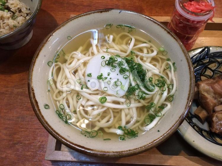 蒲鉾と葱のシンプル沖縄そば（本ソーキ別皿 シンプル,沖縄そば,本ソーキそばの写真素材