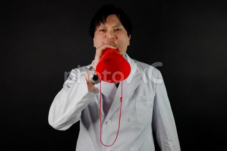 メガホンで叫ぶ男性 メガホンで叫ぶ男性 男性,メガホン,叫ぶの写真素材